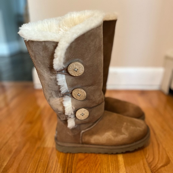 UGG Bailey Button II Tall Shearling Lined Suede Boots in Chestnut Sz. 6 - Picture 1 of 8